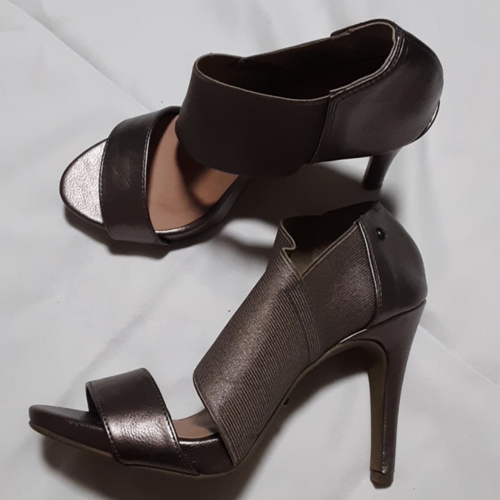 Heels - Picture 3 of 4